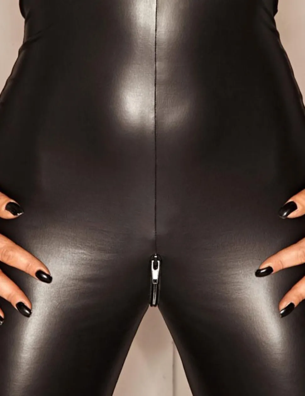 Hautenger Wetlook-Overall mit Two-Way-Reißverschluss in schwarz