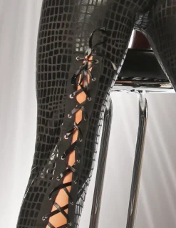 Heiße Wetlook-Leggings mit Schnürung im Kroko-Look in schwarz