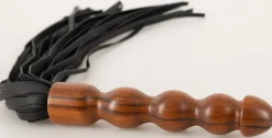 Leder Flogger mit Holzgriff