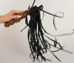 Leder Flogger mit Holzgriff